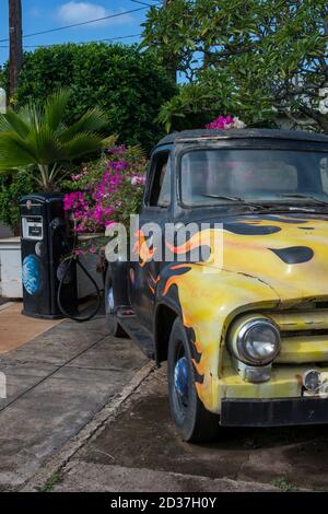 Scène de rue avec camion coloré planté de fleurs de Bougainvillea à Hanapepe sur l'île de Kauai, Hawaii, Etats-Unis. Banque D'Images