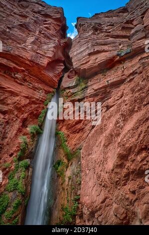 Près de deux milliards d'années de l'histoire géologique de la Terre ont été exposées alors que le fleuve Colorado coupe ses canaux à travers le Grand Canyon. Banque D'Images