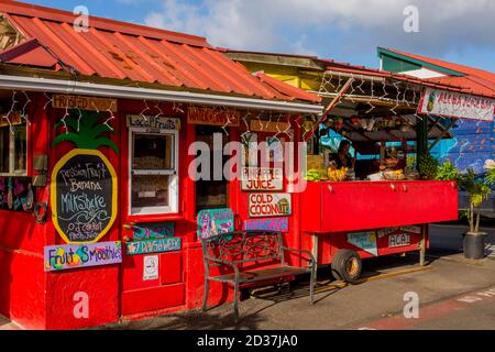 Scène de rue avec hutte colorée vendant des smoothies de fruits et des jus à Hanalei sur l'île de Kauai, Hawaï, États-Unis. Banque D'Images