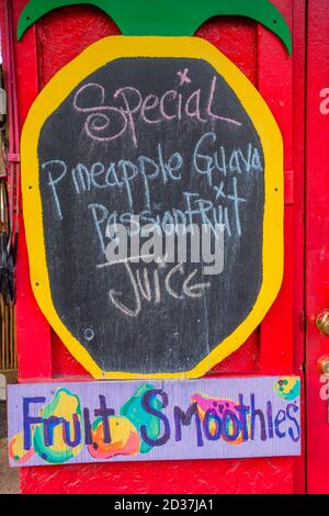 Scène de rue avec hutte colorée vendant des smoothies de fruits et des jus à Hanalei sur l'île de Kauai, Hawaï, États-Unis. Banque D'Images