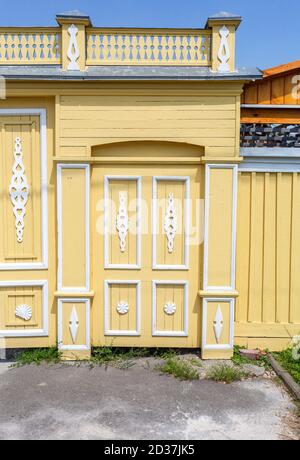 Architecture russe traditionnelle en bois. Porte d'une ancienne maison décorée de sculptures en bois, décoration en dentelle en bois Banque D'Images
