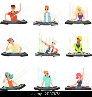 Personnages DJ. Musiciens de fête hommes et femmes dans des écouteurs pour les personnes vectorielles de console d'enregistrement de musique d'événement Illustration de Vecteur