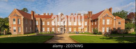 Panorama de la Vyne et de la conduite menant à l'avant de la maison familiale victorienne était autrefois une centrale. Basingstoke, Hampshire, Angleterre. Banque D'Images