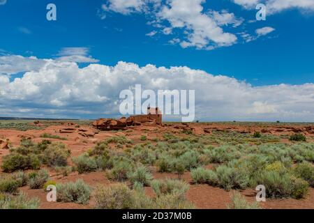 Vue sur les vestiges du Pueblo Wukoki dans le Parc National Monument de Wupatki, dans le nord de l'Arizona, aux États-Unis, où vivent les habitants de Sinagua du Nord. Banque D'Images