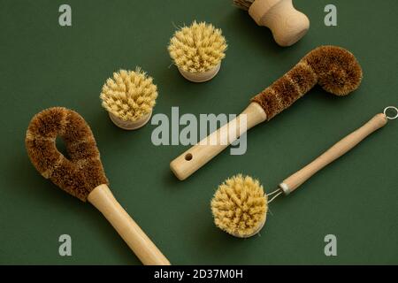 Jeu de brosses pour le nettoyage écologique de la maison, le lavage de vaisselle et de surfaces sans produits chimiques sur une surface verte. Concept de nettoyage de cuisine zéro déchet. ECO Banque D'Images