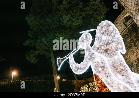 Décorations de rue de la ville de Noël - un ange fait d'une guirlande lumineuse de lanternes LED. Banque D'Images