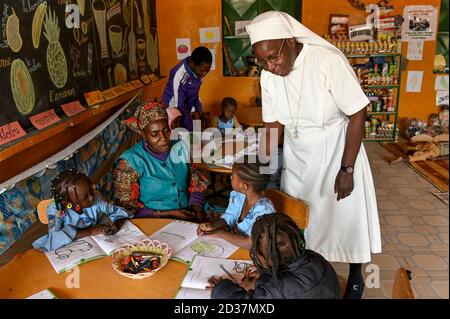 NIGER, Maradi, Tiberi, Eglise catholique, projets sociaux des serviteurs de l'ordre catholique du christ, sœur de l'ordre africain, maternelle / katholische Kirche, soziale Projekte der Ordensschwester Marie Catherine Kingbo, Oberin der „Dienerinnen Christi“, maternelle Banque D'Images