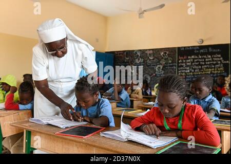 NIGER, Maradi, Tiberi, Eglise catholique, projets sociaux des serviteurs de l'ordre catholique du christ, école pour enfants musulmans / katholische Kirche, soziale Projekte der Ordensschwester Marie Catherine Kingbo, Oberin der „Dienerinnen Christi“, Schule Banque D'Images