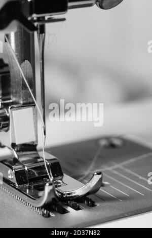 Photo macro verticale en niveaux de gris d'un pied de presse pour machine à coudre Banque D'Images