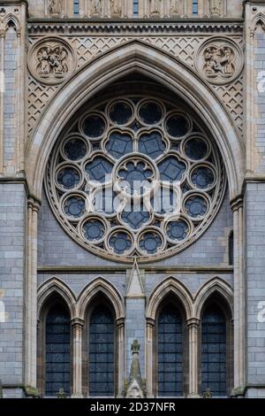 Vue sur la fenêtre West Rose à l'avant de Cathédrale de Truro en Cornouailles Banque D'Images