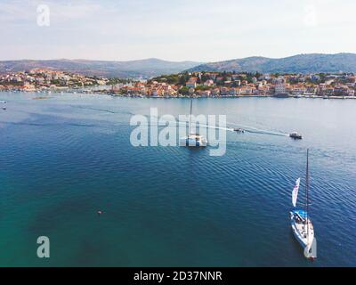 Ville touristique de Rogoznica située dans le centre de Dalmatie, destination populaire de navigation de plaisance photographiée d'en haut avec drone Banque D'Images