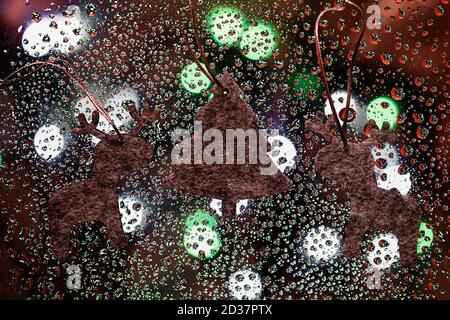 Figurines en feutre vintage de sapin et de cerf sur fond sombre. Concept symbolique de Noël, nouvel an. Banque D'Images