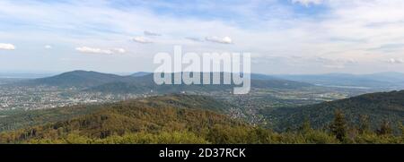 Vue panoramique aérienne sur les montagnes de Beskid dans le sud de la Pologne Banque D'Images