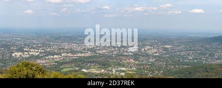 Vue panoramique aérienne de la ville de Bielsko-Biala dans le sud de la Pologne Banque D'Images