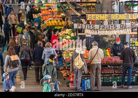 Montréal, CA - 4 octobre 2020 : clients du marché des Marches Jean talon pendant une pandémie de coronavirus Banque D'Images