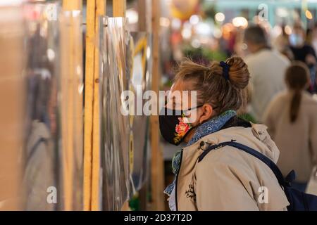 Montréal, CA - 4 octobre 2020 : client portant un masque facial coronavirus au marché des Marches Jean talon Banque D'Images