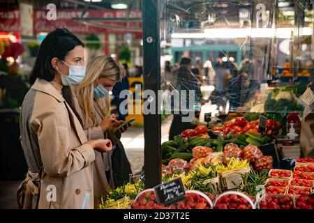 Montréal, CA - 4 octobre 2020 : les clients portant des masques coronavirus au marché des Marches Jean talon Banque D'Images