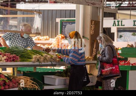 Montréal, CA - 4 octobre 2020 : les clients portant des masques coronavirus au marché des Marches Jean talon Banque D'Images