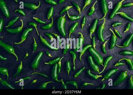 Composition des poivrons de Jalapeno sur fond noir Banque D'Images