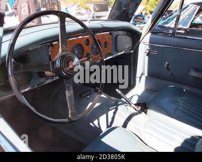 Intérieur restauré d'une Jaguar XK-15 cabriolet 1959 lors d'un récent salon automobile du New Jersey. Le grand volant et le cuir aromatique sont des éléments qui s'adaptent à l'époque. Banque D'Images