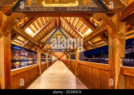 Lucerne, Suisse - 26 août 2020 : sous le pont en bois de la chapelle historique à fleurs kapellbrucke, au-dessus de la rivière Reuss, sur le lac de Lucerne, illuminé à Banque D'Images