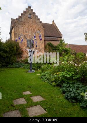 Chenies Manor Gardens en septembre. La vieille pépinière restaurée au sommet du jardin en contrebas avec la sculpture de Jenny Pickford « Bluebell » et le chemin de l'herbe. Banque D'Images