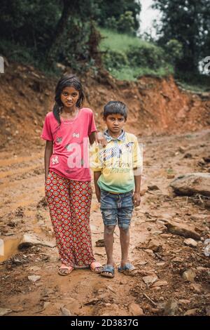 Les enfants de Dalit marchent dans leur village près de Pokhara après la saison de la mousson. Banque D'Images