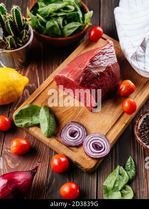 Filet de bœuf frais sur une planche en bois Banque D'Images