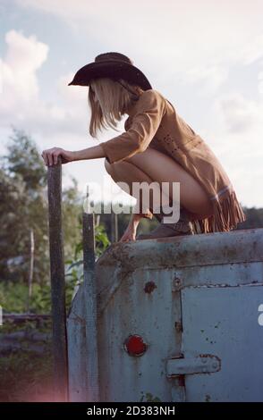 Gros plan de la femme hippie en maillot de bain et chapeau de cow-boy ancienne remorque Banque D'Images