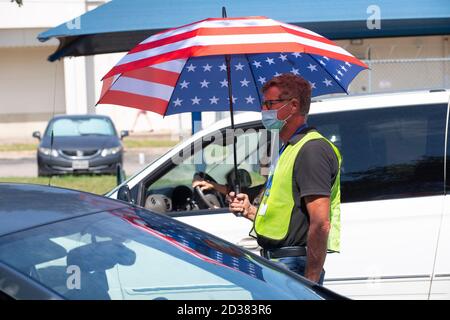 Austin, Texas, États-Unis. 7 octobre 2020. Les responsables des élections du comté de Travis (TX) recueillent les bulletins de vote par correspondance et la seule installation autorisée dans le comté une semaine avant le début du vote par anticipation pour les élections de novembre 2020. Vters signe un grand livre et veille à ce que leur bulletin de vote soit déposé dans une urne sécurisée le 7 octobre 2020. Crédit : Bob Daemmrich/ZUMA Wire/Alay Live News Banque D'Images