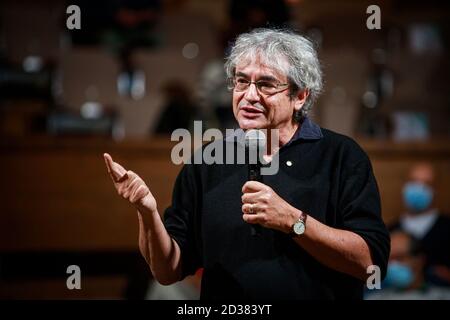 Bologne, Italie. 07e octobre 2020. Le physicien italien Carlo Rovelli présente son dernier livre 'Helgoland' à l'Université de Bologne, Aula Magna Santa Lucia, le 07 octobre 2020, à Bologne, en Italie. Crédit: Massimiliano Donati/Alay Live News Banque D'Images