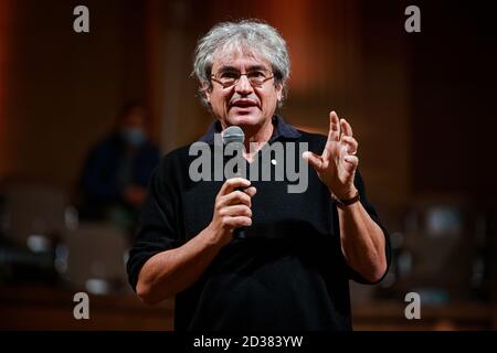 Bologne, Italie. 07e octobre 2020. Le physicien italien Carlo Rovelli présente son dernier livre 'Helgoland' à l'Université de Bologne, Aula Magna Santa Lucia, le 07 octobre 2020, à Bologne, en Italie. Crédit: Massimiliano Donati/Alay Live News Banque D'Images