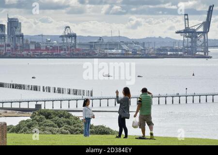 AUCKLAND, NOUVELLE-ZÉLANDE - 01 mars 2019 : Auckland / Nouvelle-Zélande - 09 2019 mars : vue sur la ville depuis la colline de Bastion point Banque D'Images