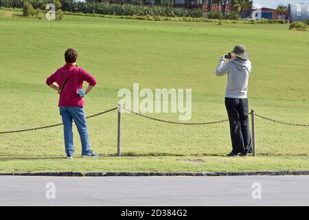 AUCKLAND, NOUVELLE-ZÉLANDE - 09 mars 2019 : Auckland / Nouvelle-Zélande - 09 2019 mars : Tourist prend des photos de la colline de Bastion point Banque D'Images