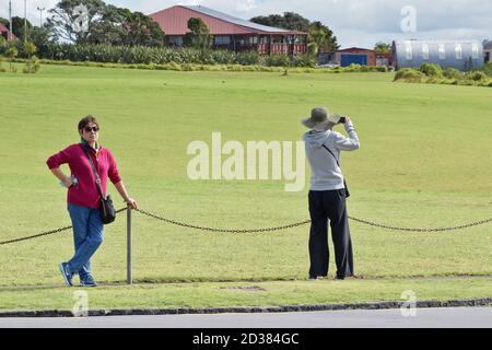 AUCKLAND, NOUVELLE-ZÉLANDE - 09 mars 2019 : Auckland / Nouvelle-Zélande - 09 2019 mars : Tourist prend des photos de la colline de Bastion point Banque D'Images