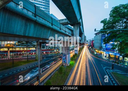 Heure de pointe sur la route de Sukhumvit à Bangkok Banque D'Images