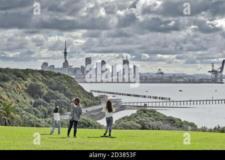 AUCKLAND, NOUVELLE-ZÉLANDE - 09 mars 2019 : Auckland / Nouvelle-Zélande - 09 2019 mars : les touristes regardent la ville depuis la colline de Bastion point Banque D'Images