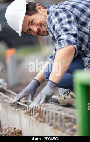 workman installant des barres de renfort sur le chantier Banque D'Images