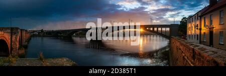 Coucher de soleil sur la rivière Tweed à Berwick, ville la plus septentrionale des Englands, Northumberland. Banque D'Images