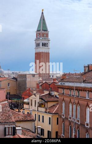 Vue en portrait du Campanile de St Marc sur le printemps Temps Venise toits Banque D'Images