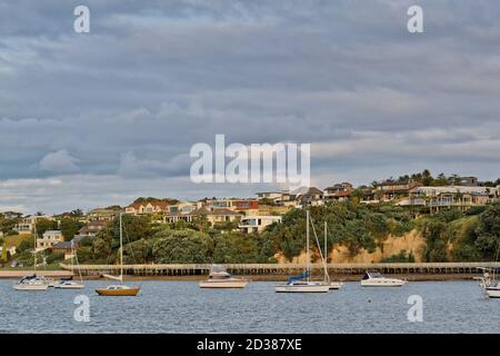 AUCKLAND, NOUVELLE-ZÉLANDE - 13 mars 2019 : Auckland / Nouvelle-Zélande - 13 2019 mars : vue sur les maisons de Bucklands Beach dans la lumière du soir Banque D'Images