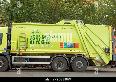 Camion de recyclage ou camion avec texte sur le côté encourageant les gens Pour recycler en disant - vos boîtes recyclées peuvent être Transformé en Bikes - Islington Londres Banque D'Images