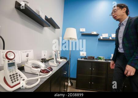 Vancouver, Canada. 7 octobre 2020. Différents types d'appareils téléphoniques personnalisés pour les personnes sourdes sont exposés à l'intérieur du Wavefront Centre for communication Accessibility à Vancouver (Colombie-Britannique), Canada, le 7 octobre 2020. Centre de communication Wavefront l'accessibilité présente une utilisation avancée des technologies d'accessibilité pour servir les personnes sourdes et malentendantes. Credit: Liang Sen/Xinhua/Alay Live News Banque D'Images