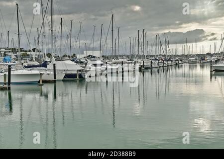 AUCKLAND, NOUVELLE-ZÉLANDE - 01 mars 2019: Auckland / Nouvelle-Zélande - 18 2019 mars: Yachts et bateaux garés à la marina de Half Moon Bay Banque D'Images