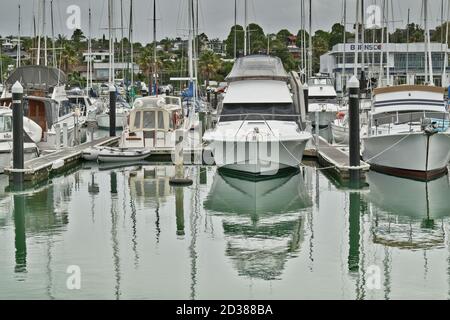 AUCKLAND, NOUVELLE-ZÉLANDE - 01 mars 2019: Auckland / Nouvelle-Zélande - 18 2019 mars: Yachts et bateaux garés à la marina de Half Moon Bay Banque D'Images