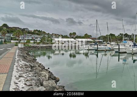 AUCKLAND, NOUVELLE-ZÉLANDE - 01 mars 2019: Auckland / Nouvelle-Zélande - 18 2019 mars: Yachts et bateaux garés à la marina de Half Moon Bay Banque D'Images