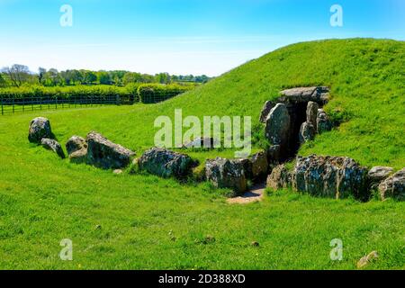 Entrée est à Bryn Celli DDU, tombeau de passage néolithique sur l'île d'Anglesey, pays de Galles Banque D'Images