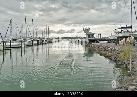 AUCKLAND, NOUVELLE-ZÉLANDE - 01 mars 2019: Auckland / Nouvelle-Zélande - 18 2019 mars: Yachts et bateaux garés à la marina de Half Moon Bay Banque D'Images