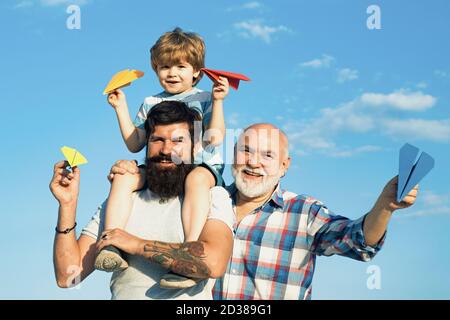 Génération d'hommes. Génération de personnes et étapes de grandir. Père et fils en plein air. Père et fils avec grand-père - famille heureuse et aimante. Banque D'Images
