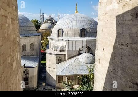 Vue depuis une fenêtre sur la basilique Sainte-Sophie, admirez les dômes, les minarets et la Mosquée bleue au loin, à Istanbul, en Turquie. Banque D'Images